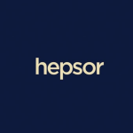 Hepsor logotips uz tumši zilā fona